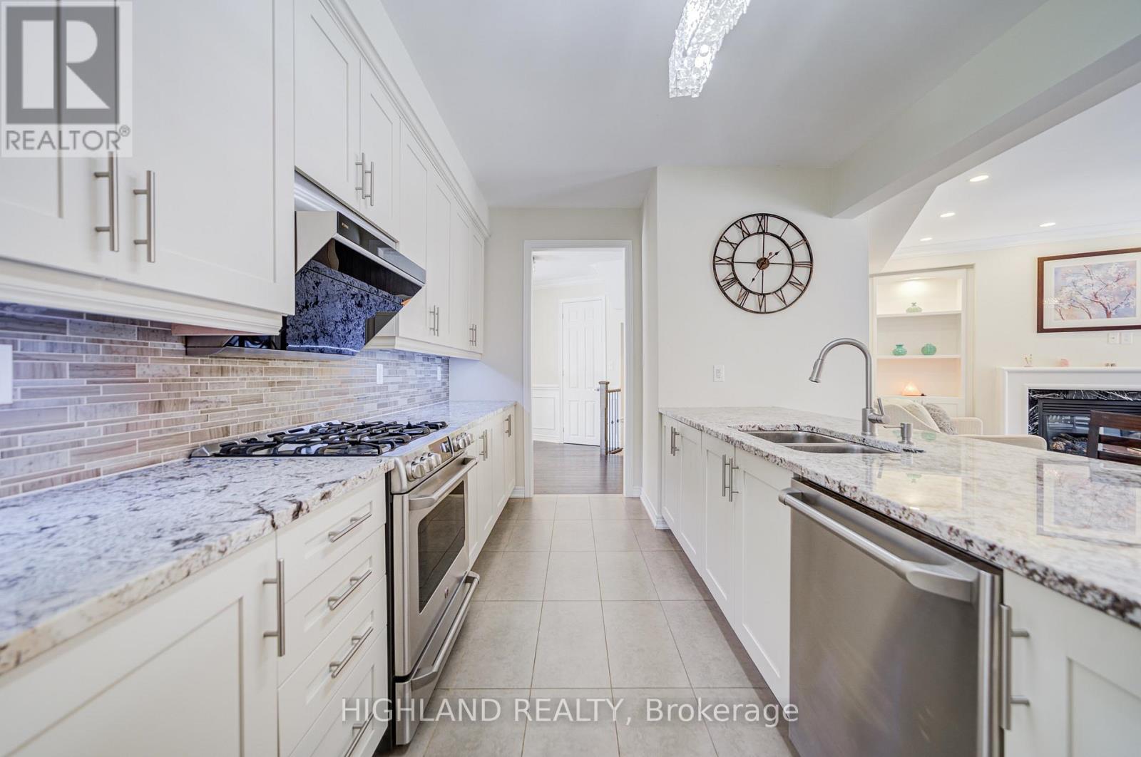 1569 Eglinton Avenue W, Mississauga, Ontario  L5M 7C1 - Photo 19 - W12759316