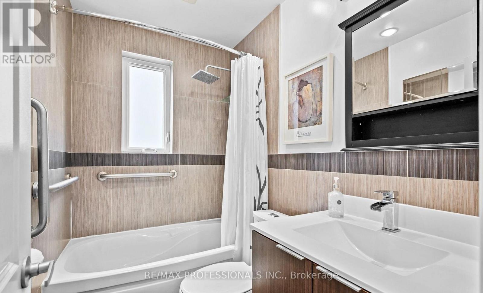 Upper - 27 Stock Avenue, Toronto, Ontario  M8Z 5C3 - Photo 10 - W12759322