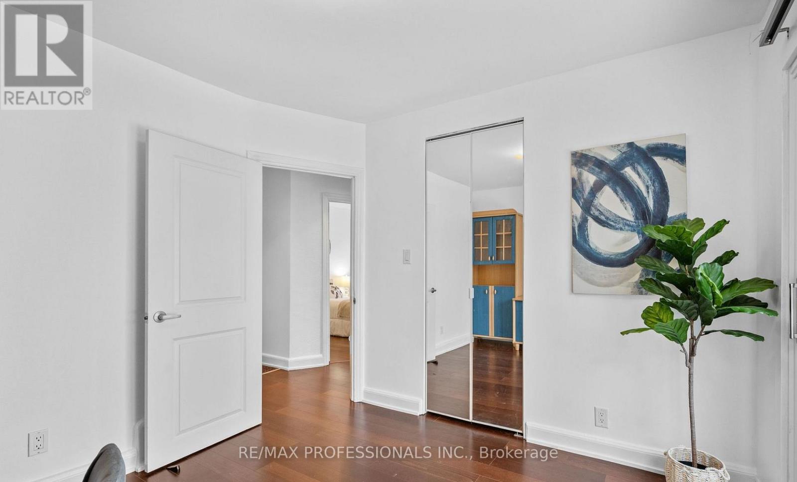 Upper - 27 Stock Avenue, Toronto, Ontario  M8Z 5C3 - Photo 11 - W12759322
