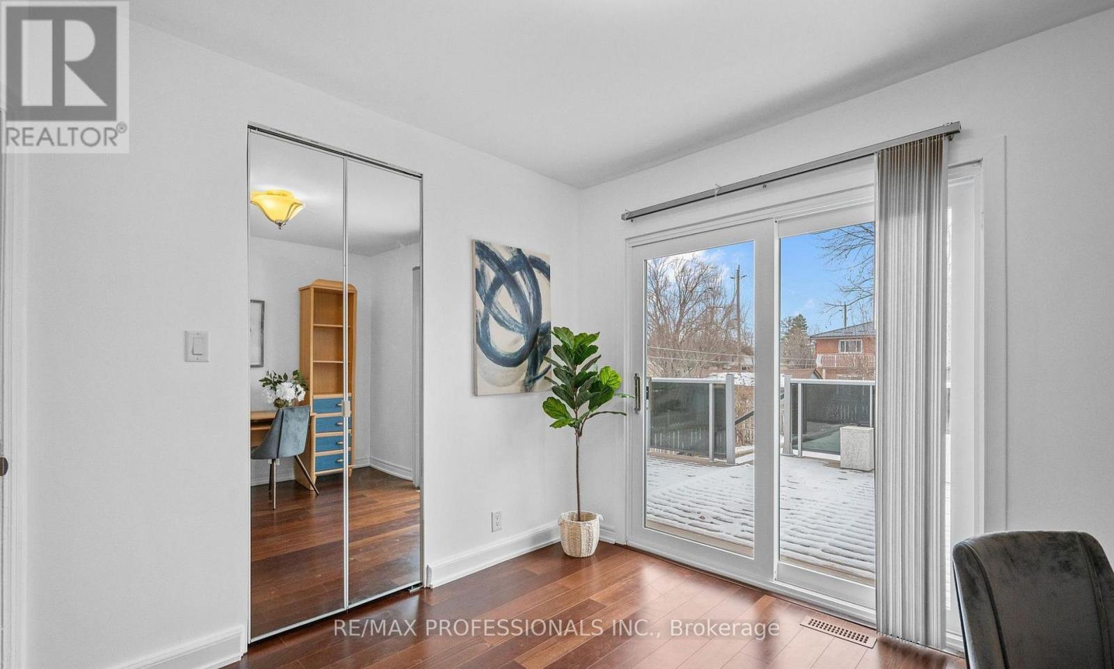 Upper - 27 Stock Avenue, Toronto, Ontario  M8Z 5C3 - Photo 12 - W12759322
