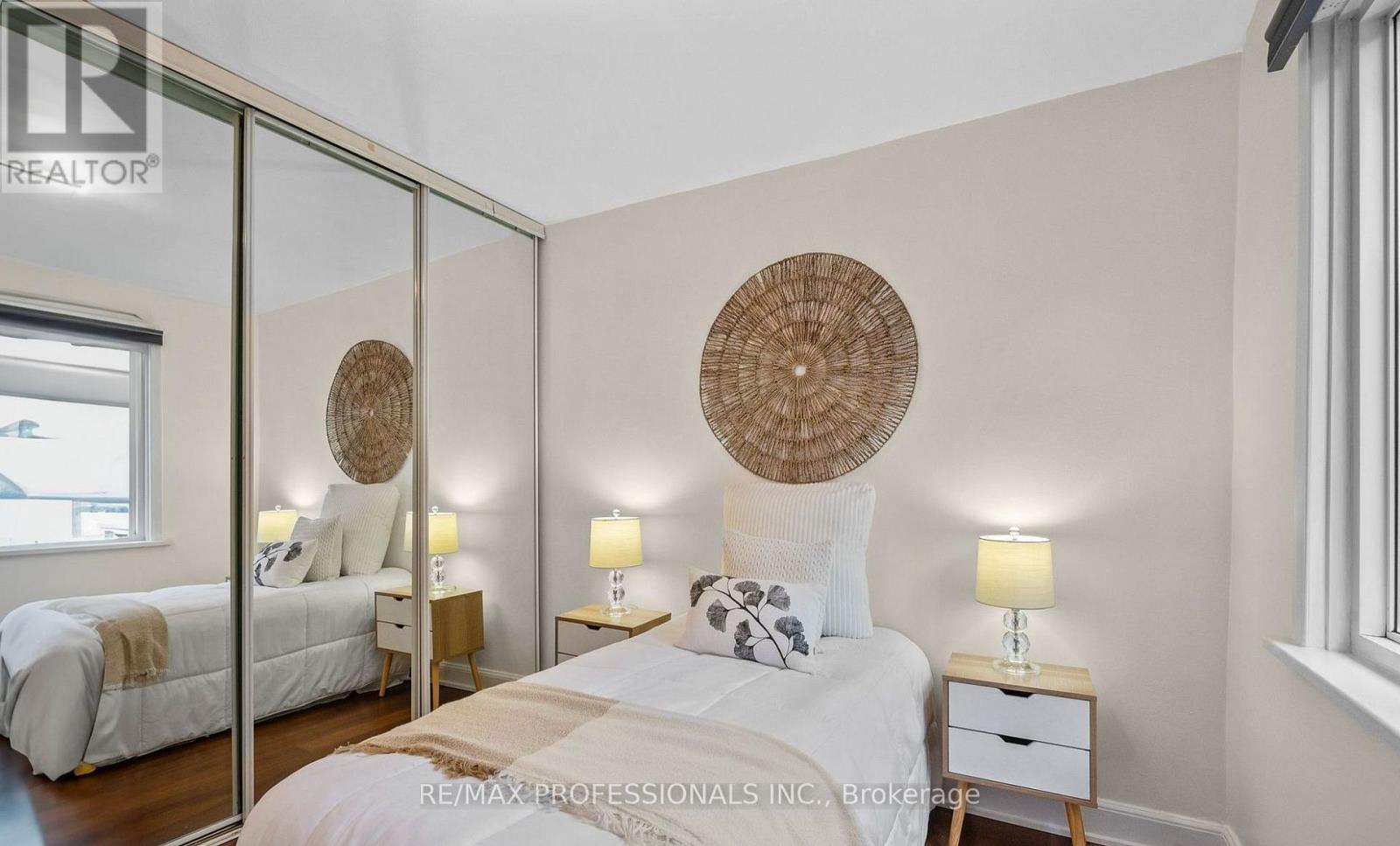 Upper - 27 Stock Avenue, Toronto, Ontario  M8Z 5C3 - Photo 14 - W12759322