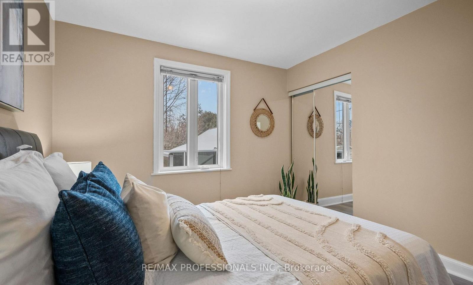 Upper - 27 Stock Avenue, Toronto, Ontario  M8Z 5C3 - Photo 16 - W12759322