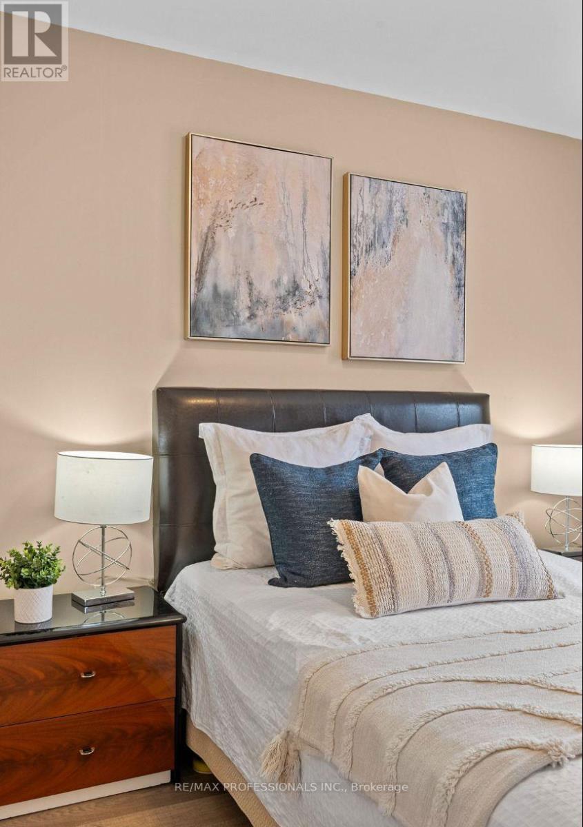 Upper - 27 Stock Avenue, Toronto, Ontario  M8Z 5C3 - Photo 17 - W12759322