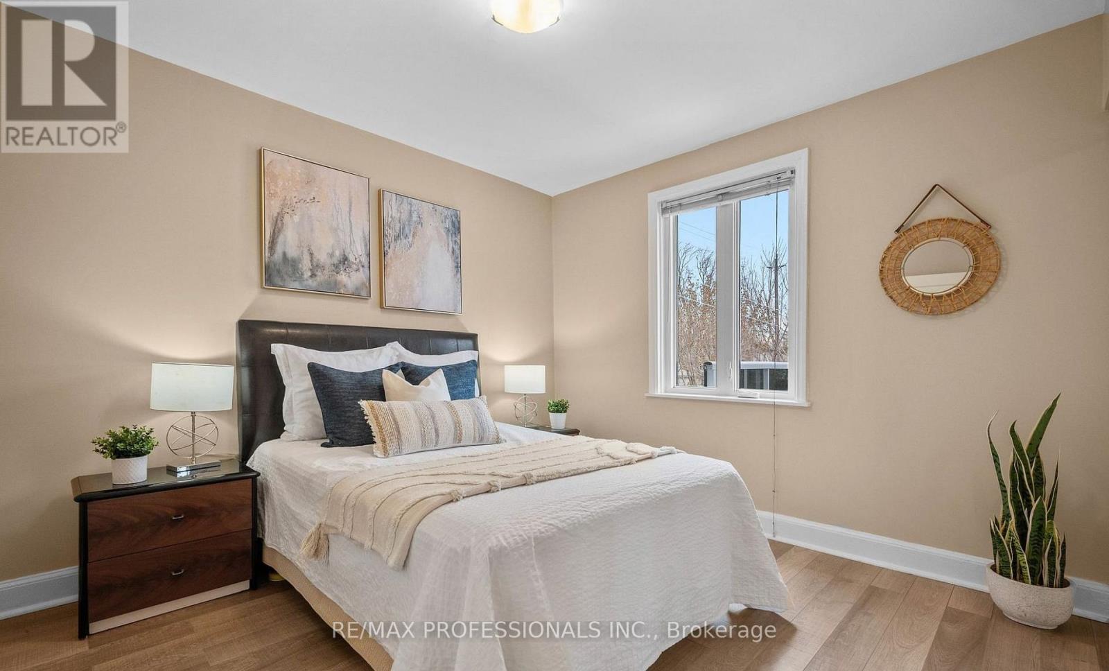Upper - 27 Stock Avenue, Toronto, Ontario  M8Z 5C3 - Photo 18 - W12759322