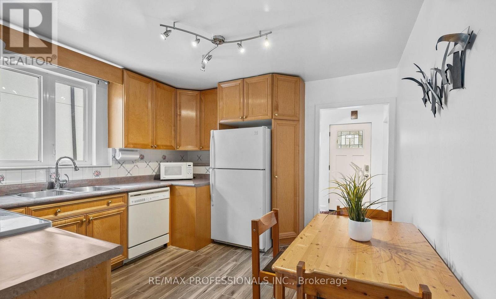 Upper - 27 Stock Avenue, Toronto, Ontario  M8Z 5C3 - Photo 23 - W12759322