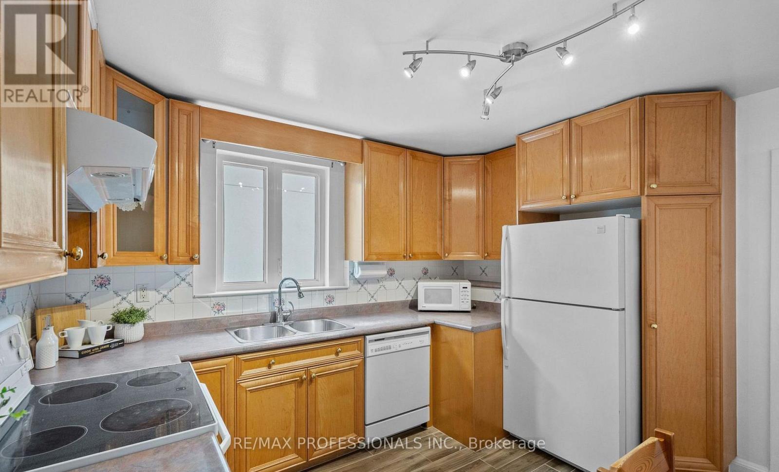 Upper - 27 Stock Avenue, Toronto, Ontario  M8Z 5C3 - Photo 24 - W12759322