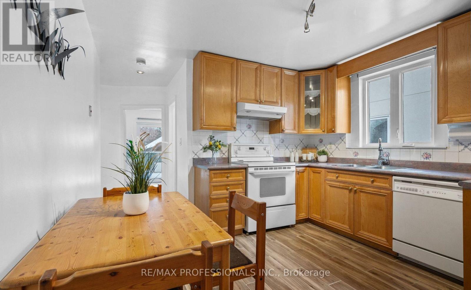 Upper - 27 Stock Avenue, Toronto, Ontario  M8Z 5C3 - Photo 25 - W12759322