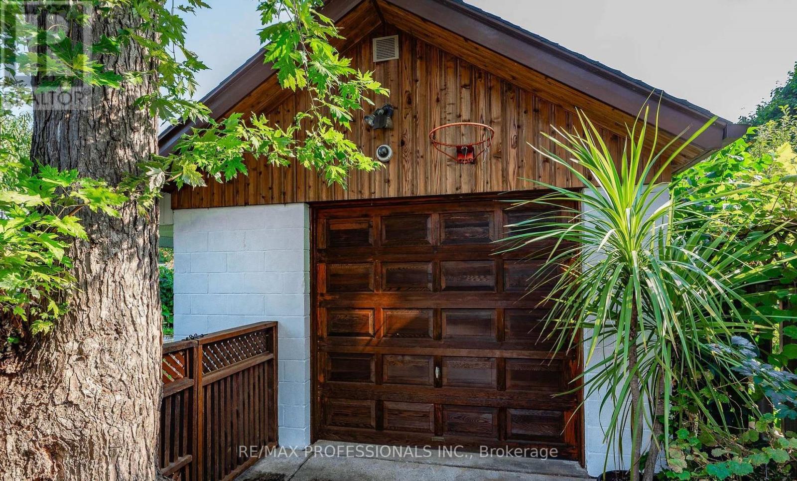 Upper - 27 Stock Avenue, Toronto, Ontario  M8Z 5C3 - Photo 3 - W12759322