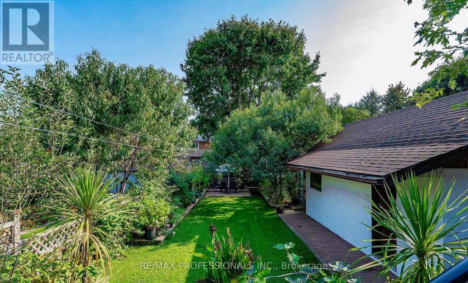 Upper - 27 Stock Avenue, Toronto, Ontario  M8Z 5C3 - Photo 4 - W12759322