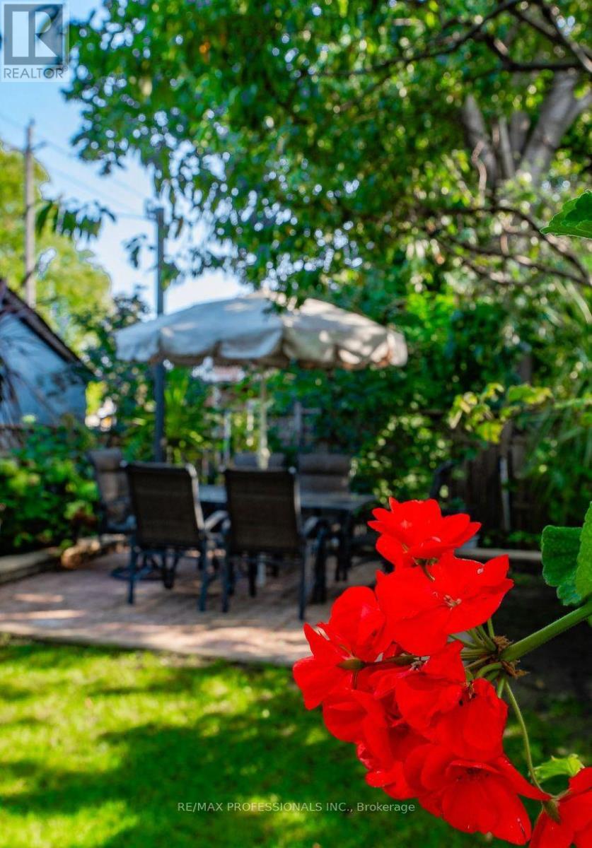 Upper - 27 Stock Avenue, Toronto, Ontario  M8Z 5C3 - Photo 6 - W12759322