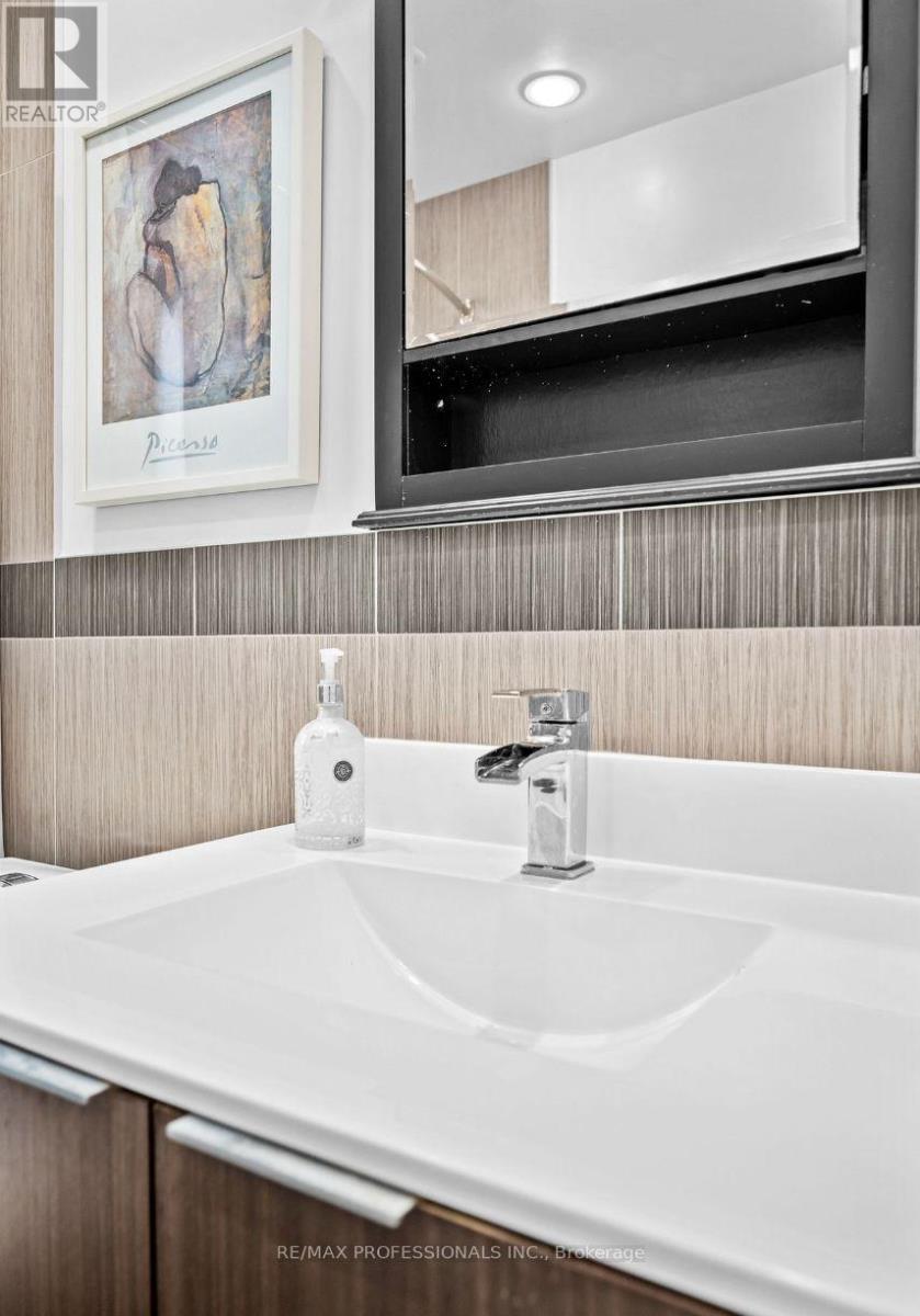 Upper - 27 Stock Avenue, Toronto, Ontario  M8Z 5C3 - Photo 9 - W12759322