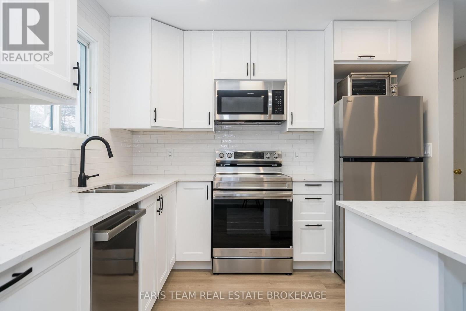 214 Huronia Road, Barrie (Painswick North), Ontario  L4N 8A7 - Photo 5 - S12759442