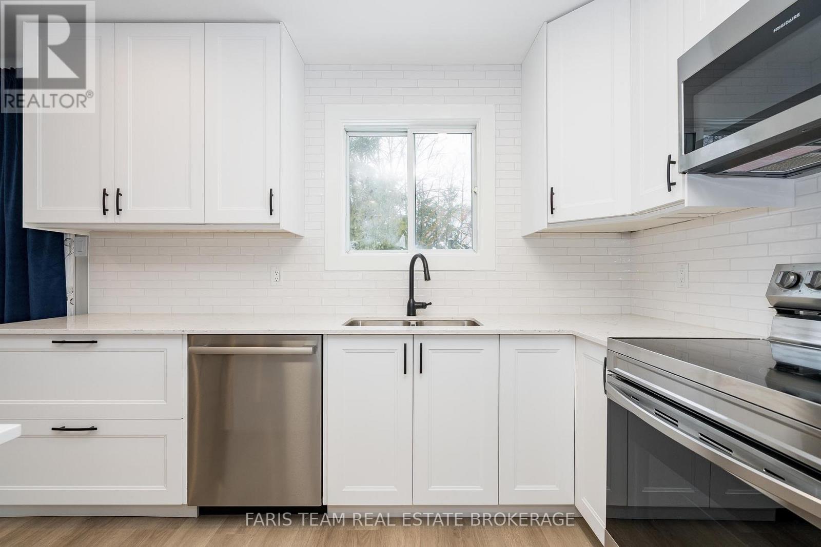 214 Huronia Road, Barrie (Painswick North), Ontario  L4N 8A7 - Photo 6 - S12759442