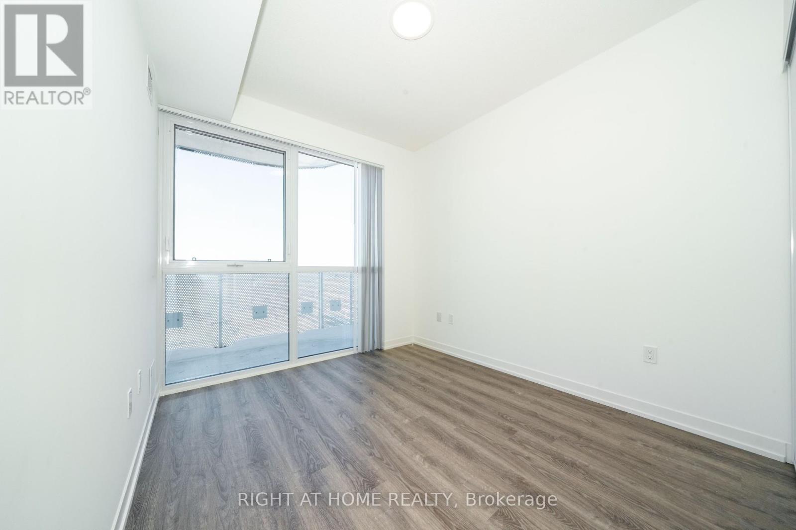 5605 - 8 Interchange Way, Vaughan (Vaughan Corporate Centre), Ontario  L4K 5Z7 - Photo 2 - N12756466