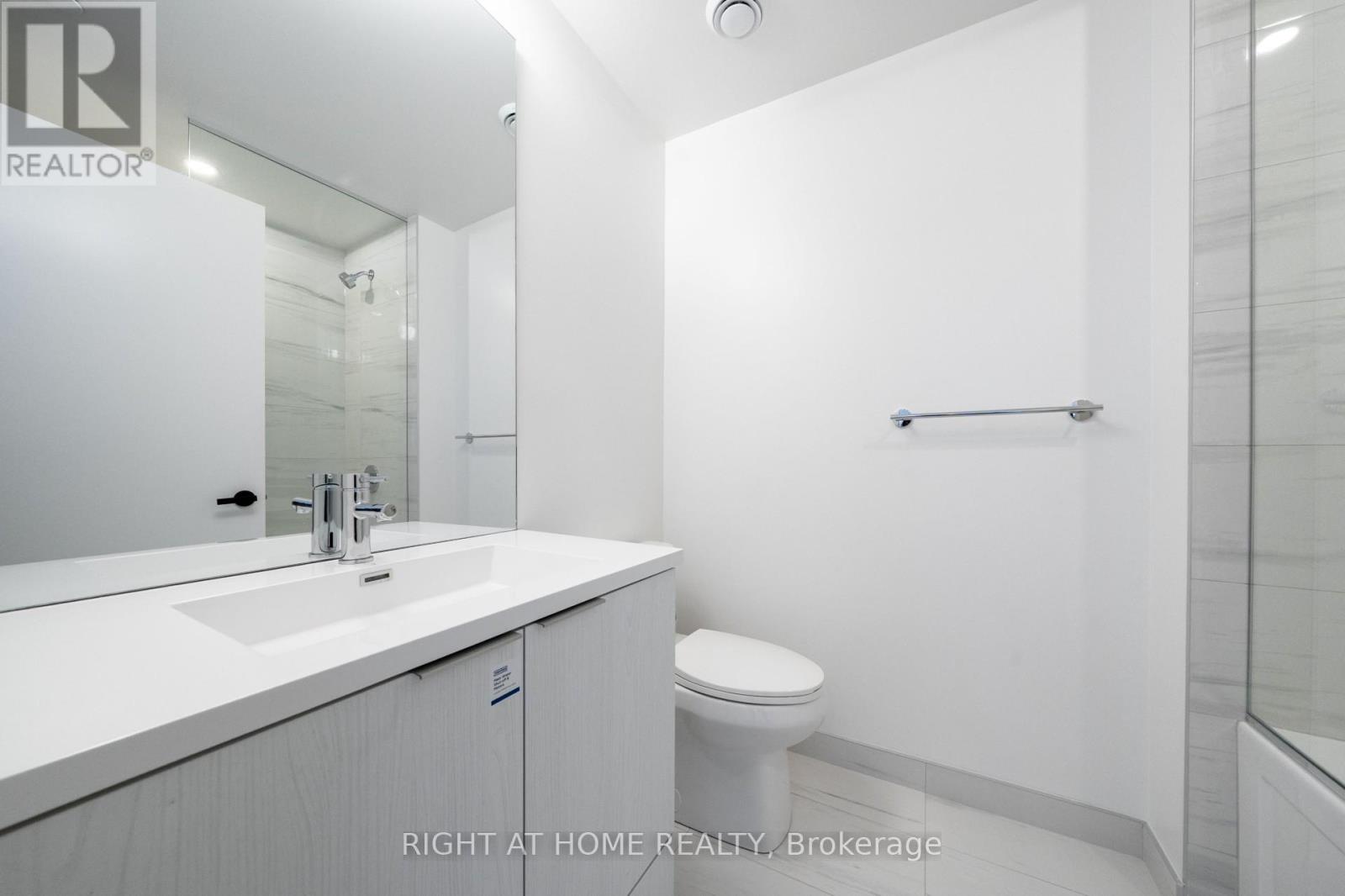 5605 - 8 Interchange Way, Vaughan (Vaughan Corporate Centre), Ontario  L4K 5Z7 - Photo 3 - N12756466