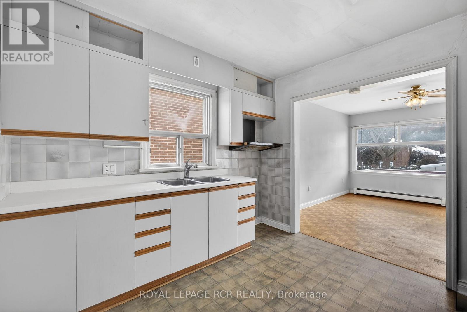 25 Sunvale Drive, Toronto, Ontario  M9R 1Z4 - Photo 7 - W12759410