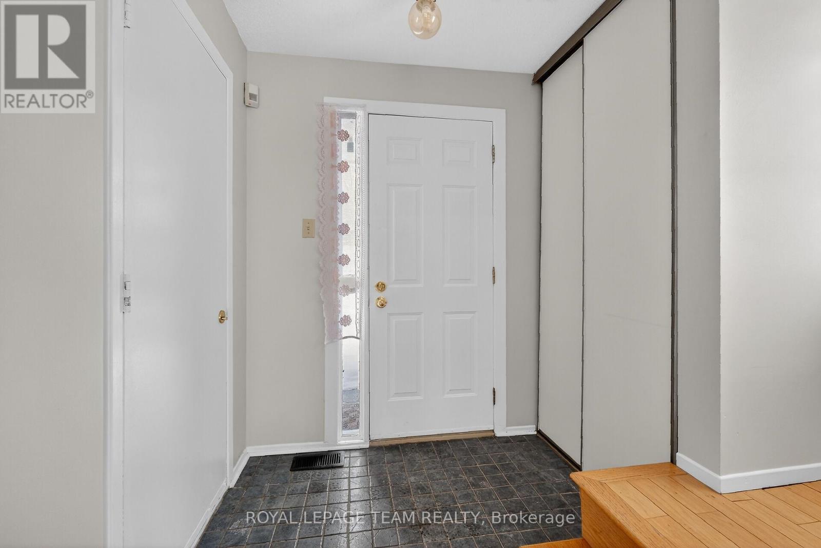 42 Oakhaven Private S, Ottawa, Ontario  K1K 4K1 - Photo 3 - X12759538