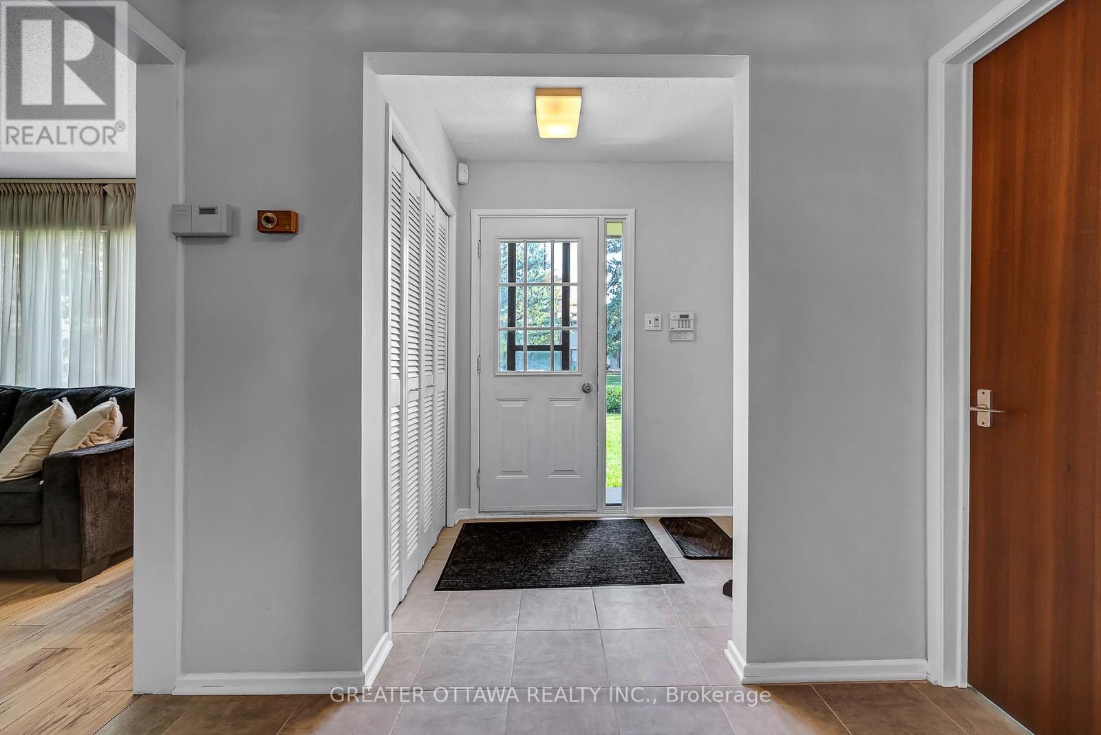 15 Rutherford Crescent, Ottawa, Ontario  K2K 1N1 - Photo 3 - X12759572