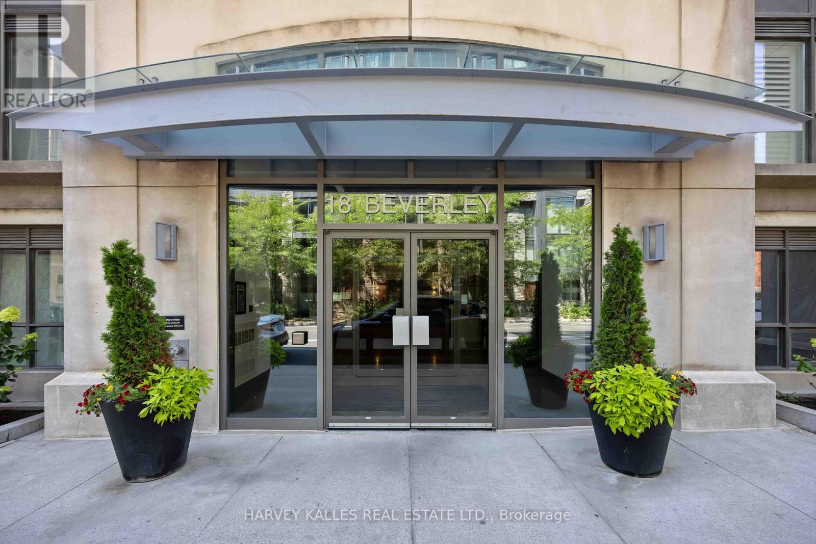 601 - 18 Beverley Street, Toronto, Ontario  M5T 3L2 - Photo 2 - C12759562