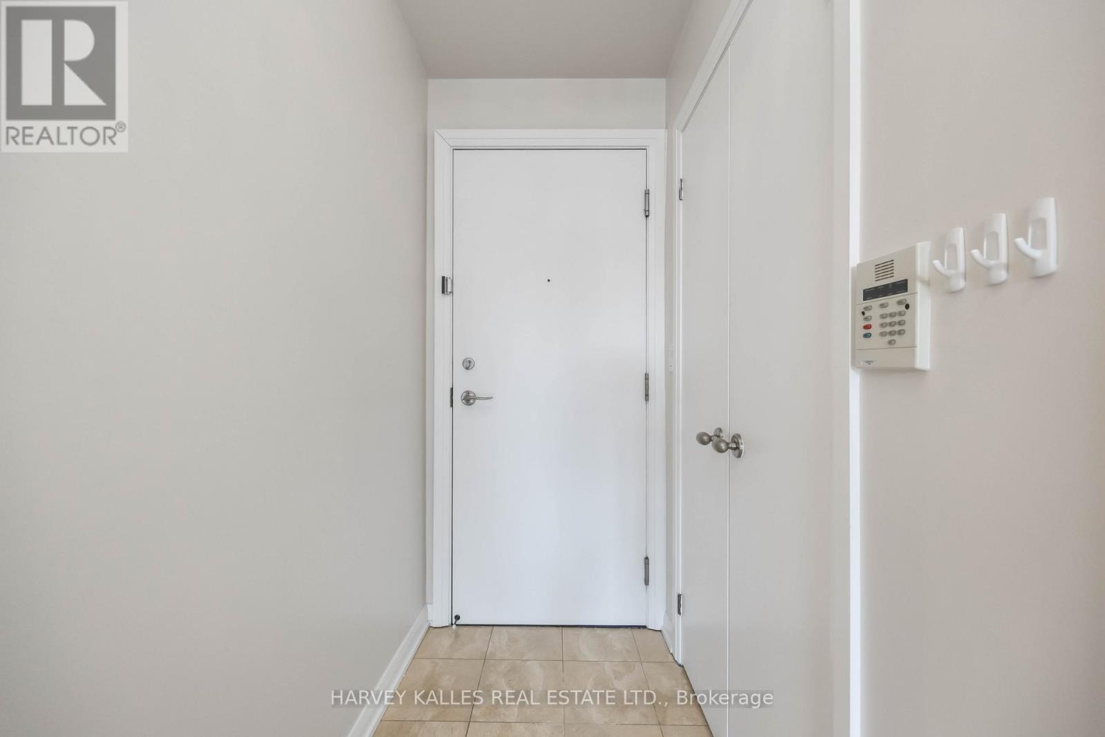 601 - 18 Beverley Street, Toronto, Ontario  M5T 3L2 - Photo 4 - C12759562