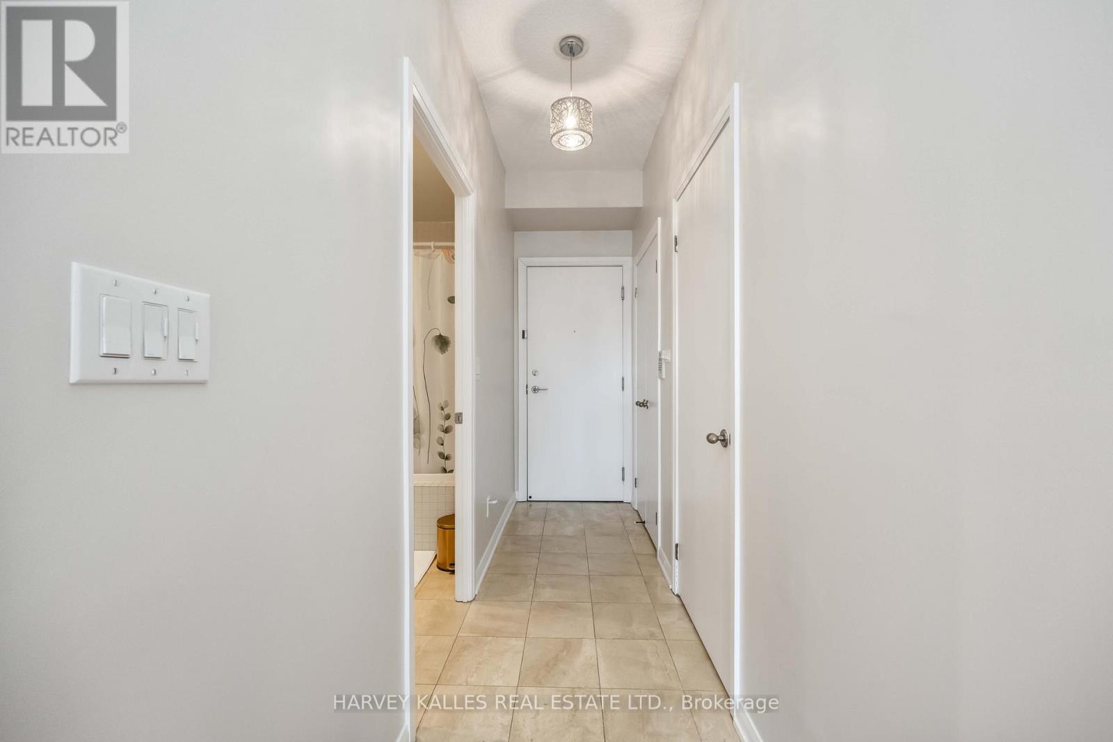 601 - 18 Beverley Street, Toronto, Ontario  M5T 3L2 - Photo 5 - C12759562