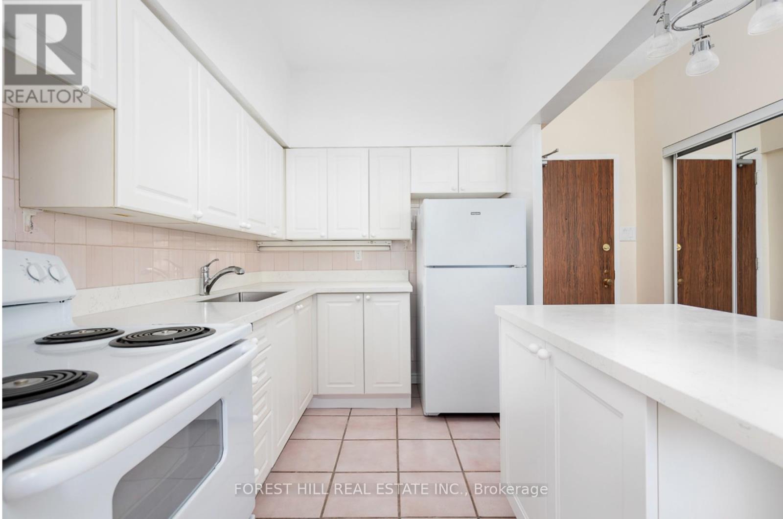 705 - 34 Walmer Road, Toronto, Ontario  M5R 2W6 - Photo 4 - C12759610