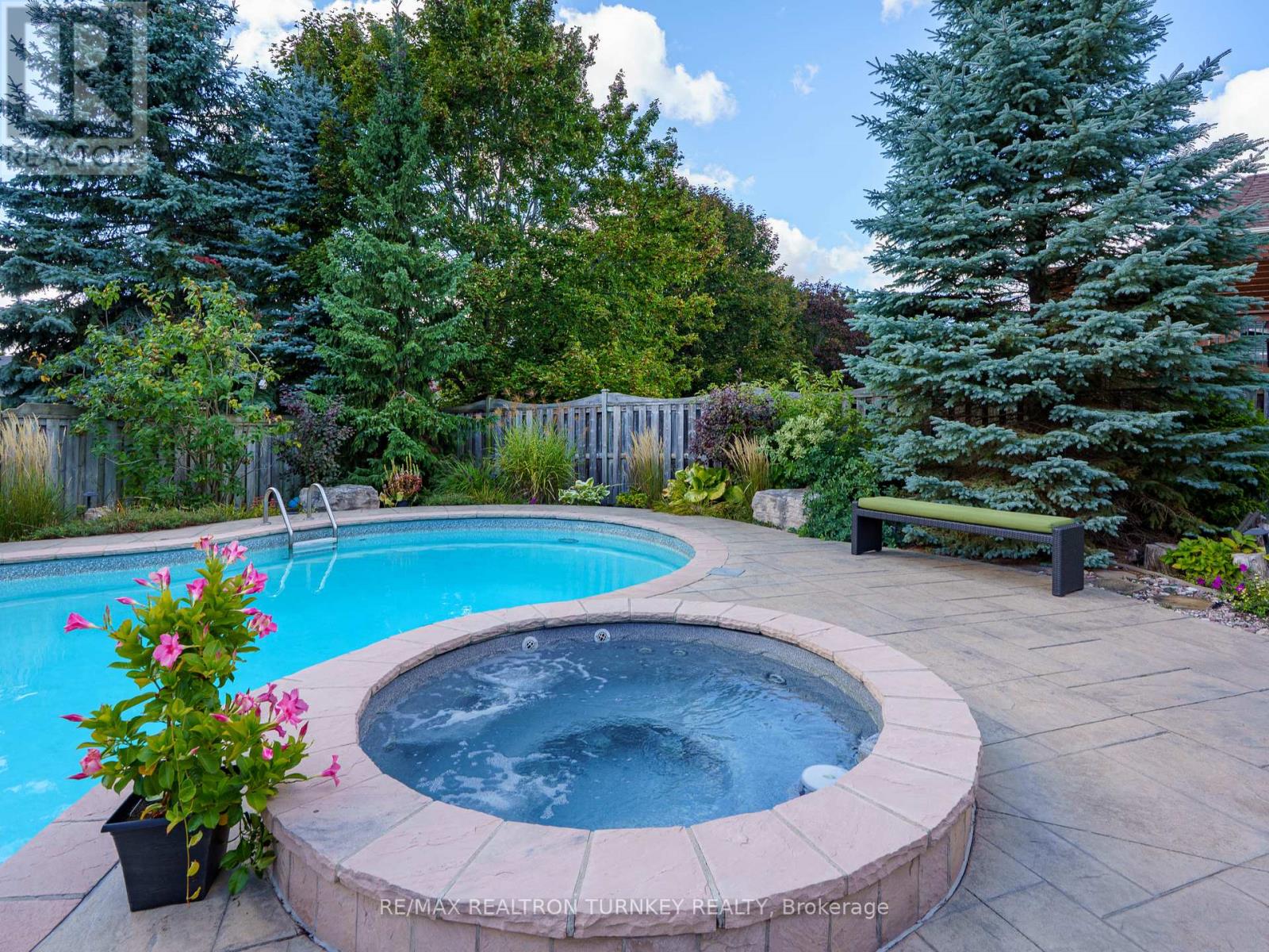 668 Foxcroft Boulevard, Newmarket, Ontario  L3X 1N3 - Photo 4 - N12759342