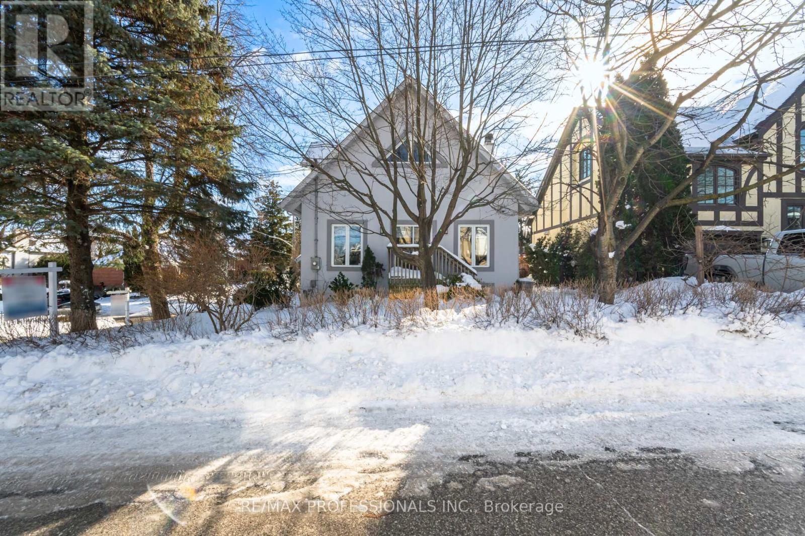 12 Walford Road, Toronto, Ontario  M8X 2P1 - Photo 4 - W12759510