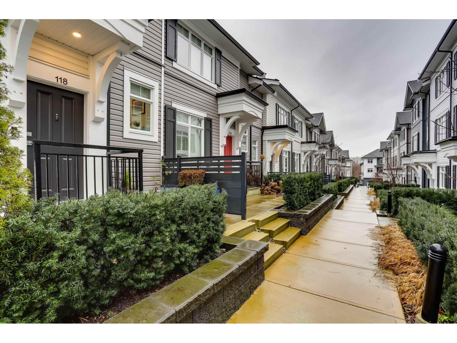 118 2070 Oak Meadows Drive, Surrey, British Columbia  V3Z 1J1 - Photo 2 - R3084550