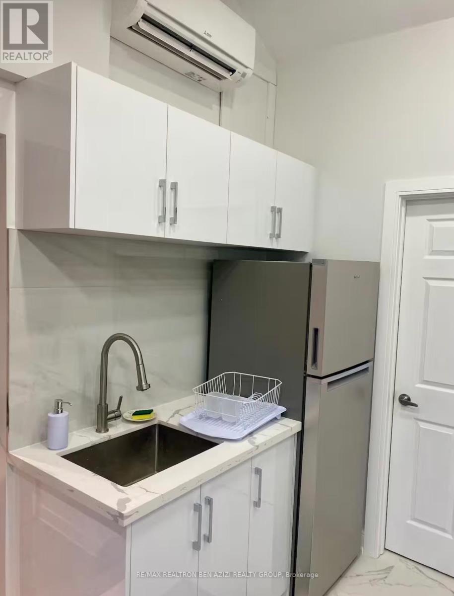 Studio - 14 Wyvern Road, Toronto, Ontario  M2K 2K4 - Photo 7 - C12759424