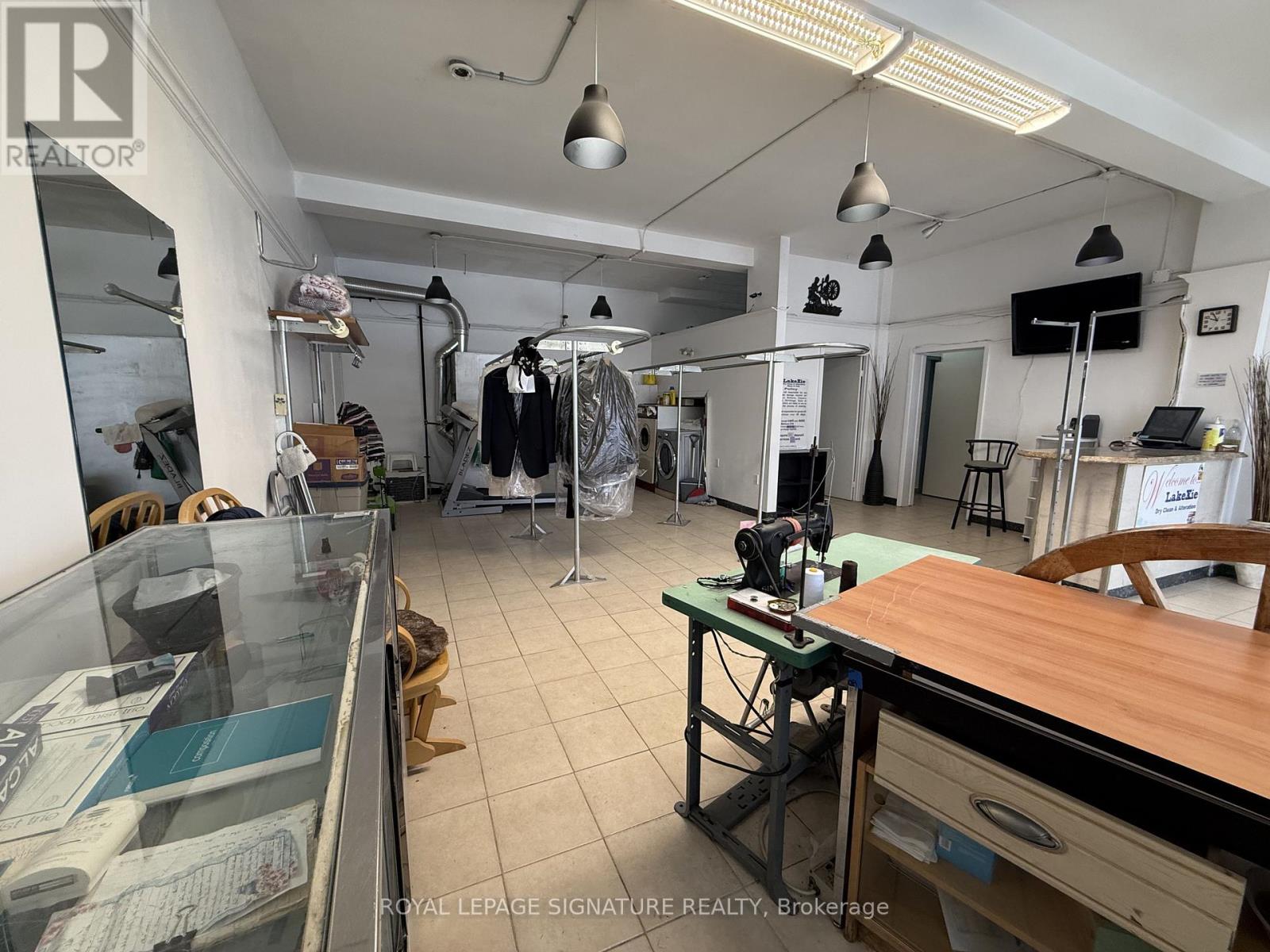 1195 Lakeshore Road E, Mississauga, Ontario  L5E 1G1 - Photo 5 - W12745010