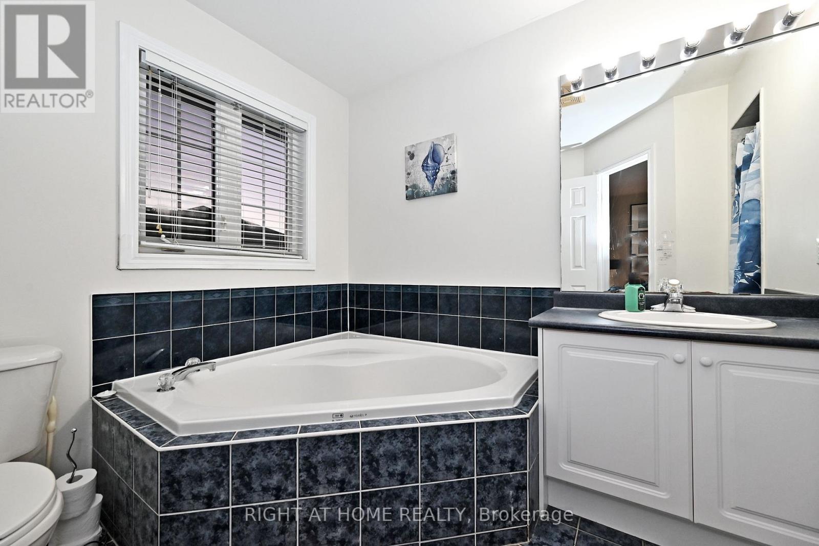 73 Bloomgate Crescent, Richmond Hill, Ontario  L4E 3Z1 - Photo 33 - N12759684