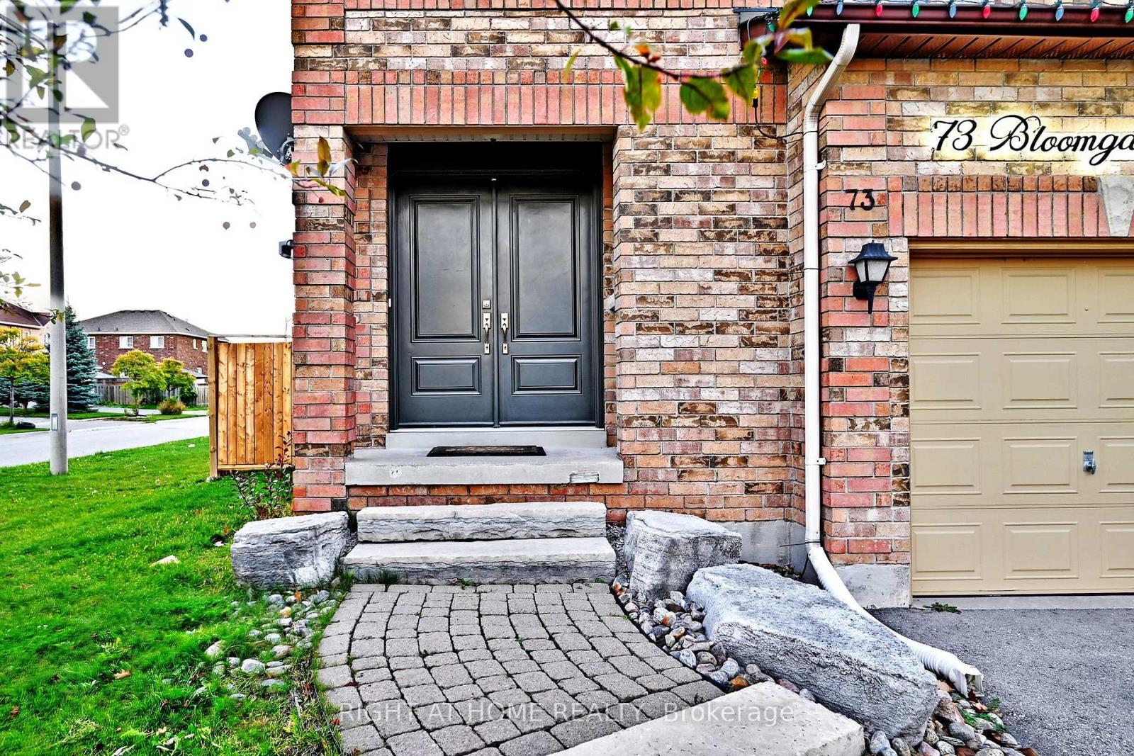 73 Bloomgate Crescent, Richmond Hill, Ontario  L4E 3Z1 - Photo 4 - N12759684