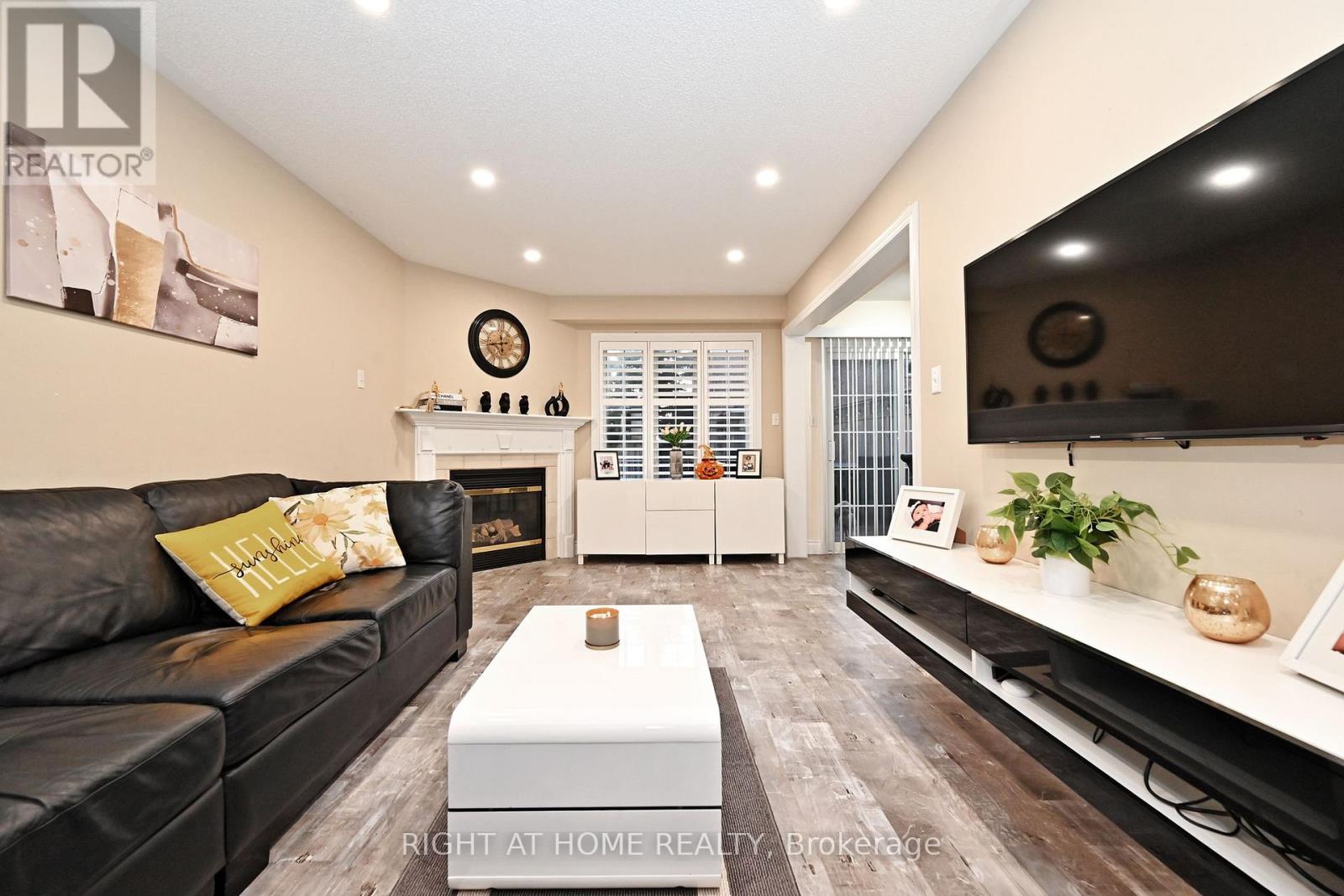 73 Bloomgate Crescent, Richmond Hill, Ontario  L4E 3Z1 - Photo 9 - N12759684