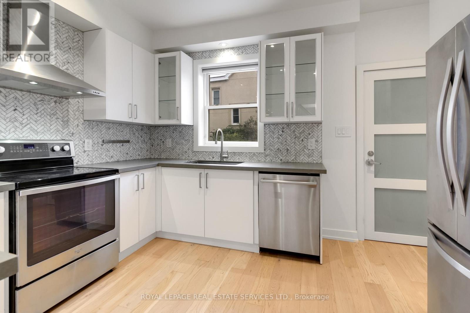 954 Shaw Street, Toronto, Ontario  M6G 3M6 - Photo 11 - W12759730