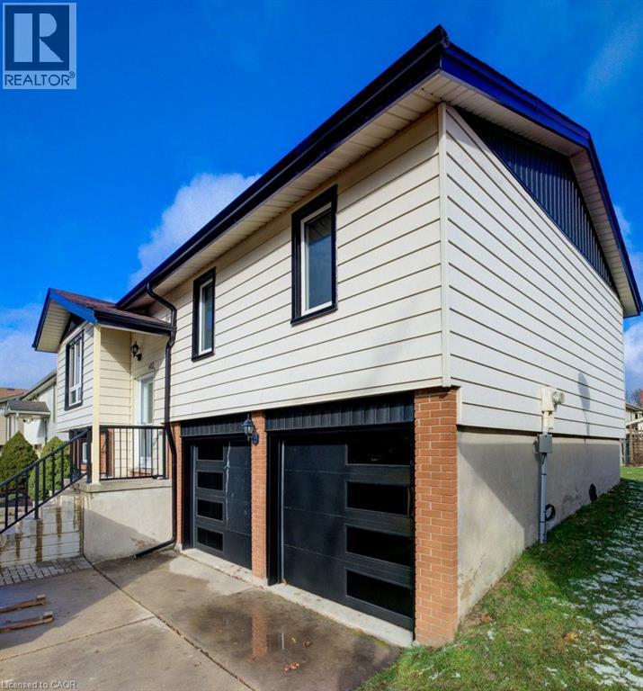 402 Heritage Drive, Kitchener, Ontario  N2B 3M9 - Photo 3 - 40802185