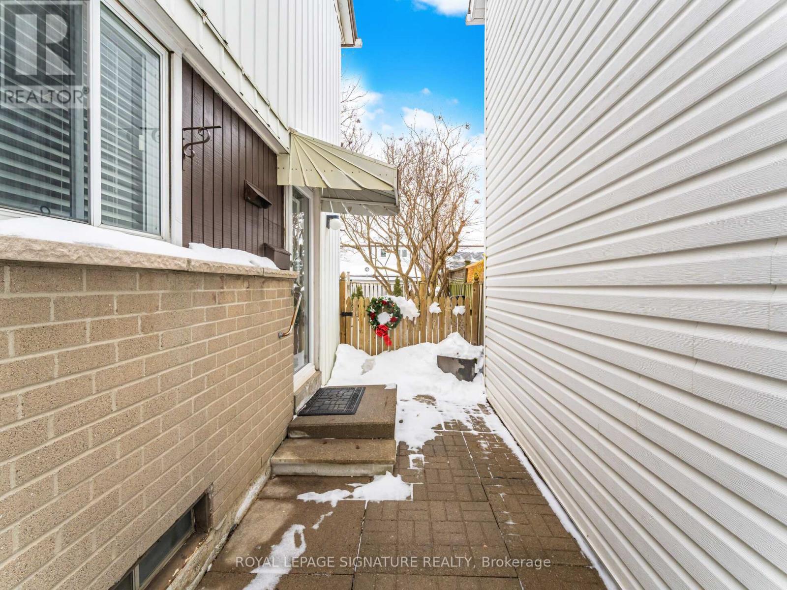 19 Grand River Court, Brampton, Ontario  L6S 2J8 - Photo 4 - W12752404