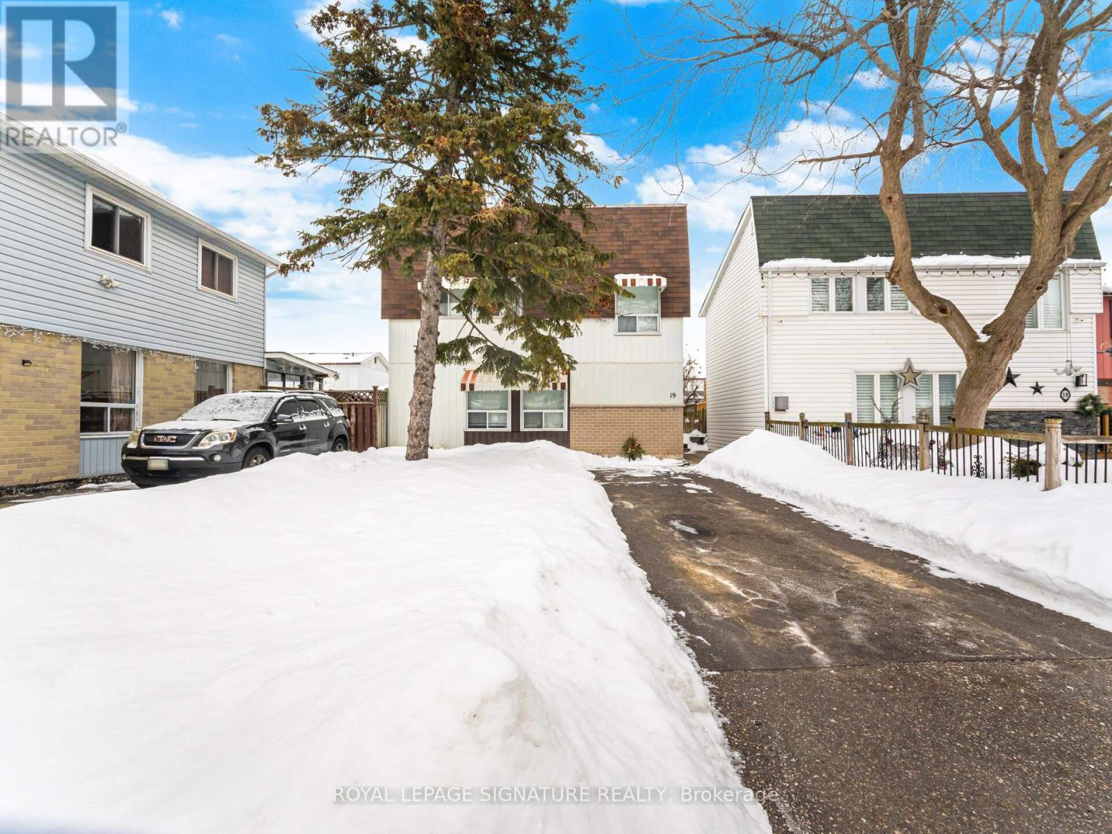 19 Grand River Court, Brampton, Ontario  L6S 2J8 - Photo 2 - W12752404