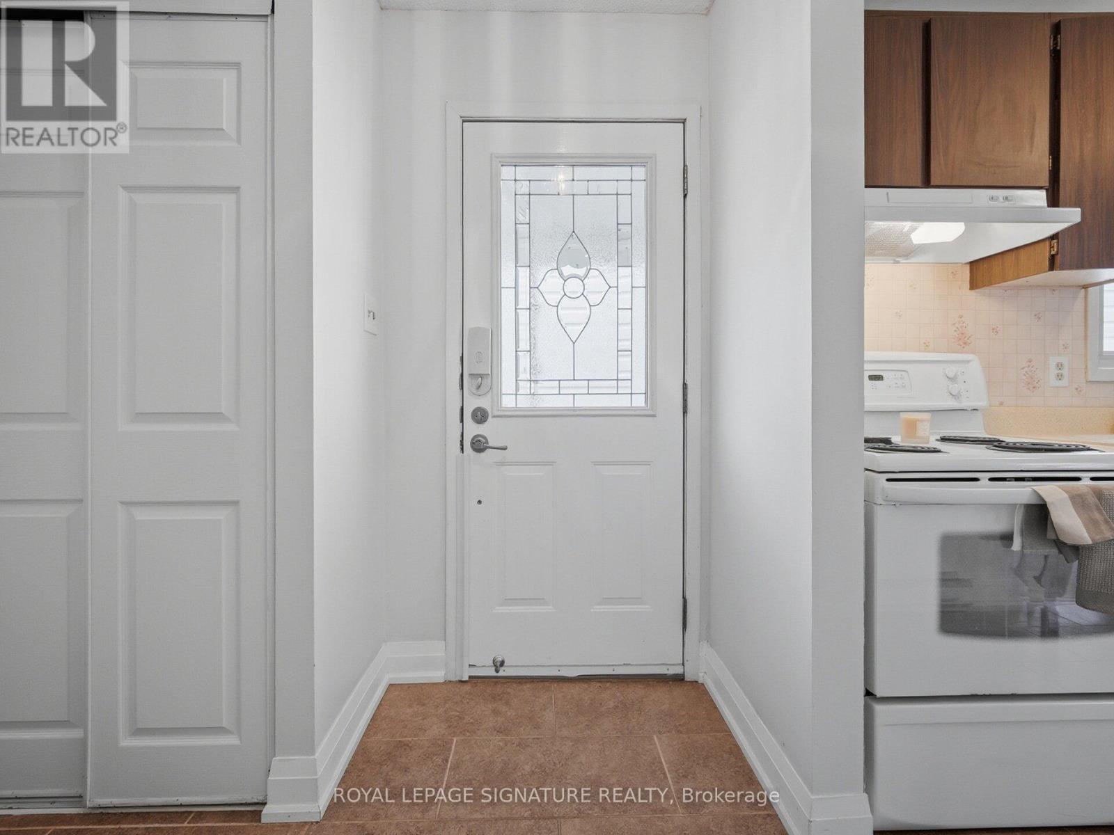 19 Grand River Court, Brampton, Ontario  L6S 2J8 - Photo 5 - W12752404