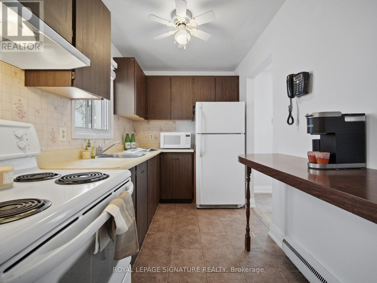 19 Grand River Court, Brampton, Ontario  L6S 2J8 - Photo 8 - W12752404