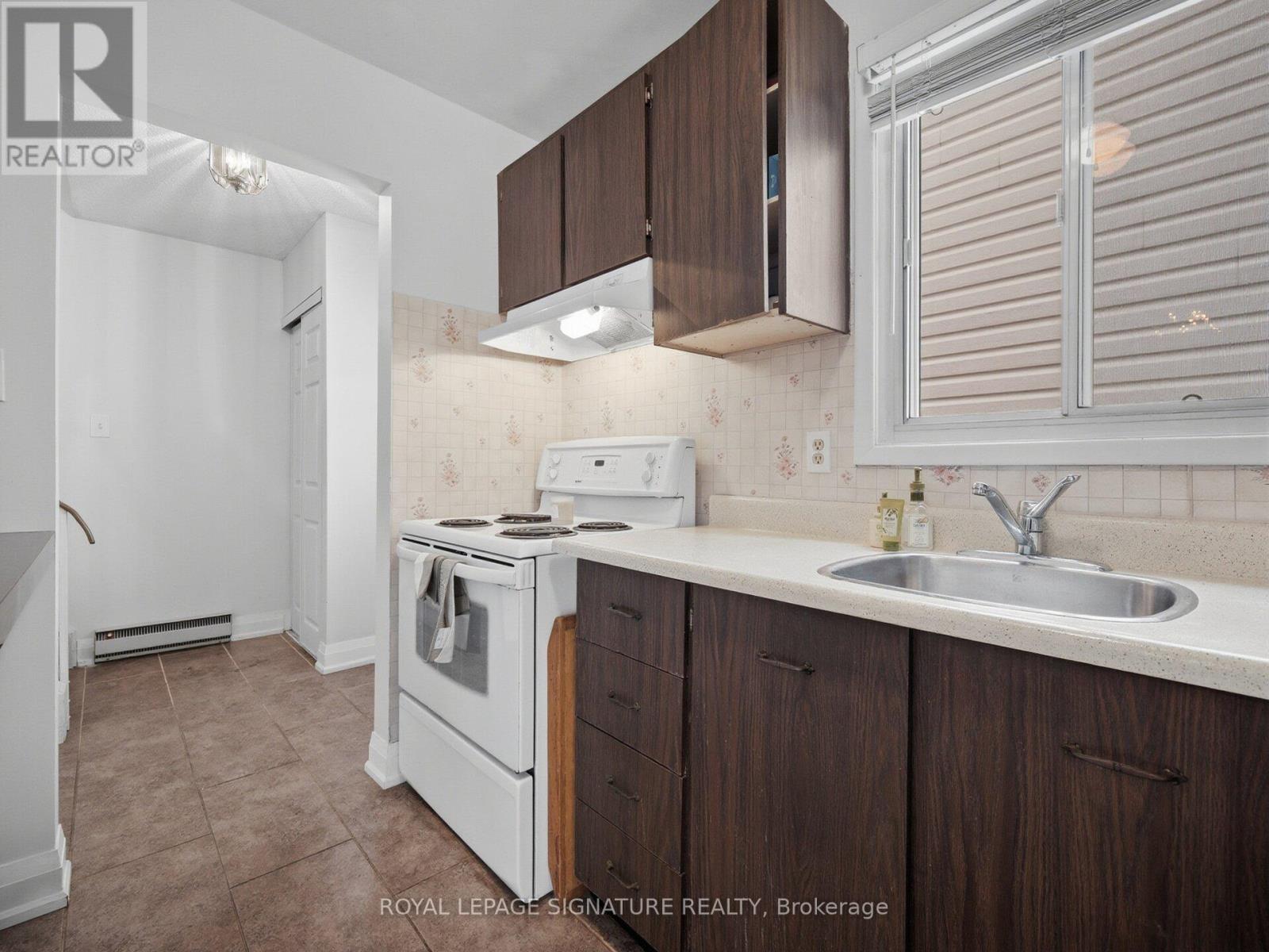 19 Grand River Court, Brampton, Ontario  L6S 2J8 - Photo 9 - W12752404