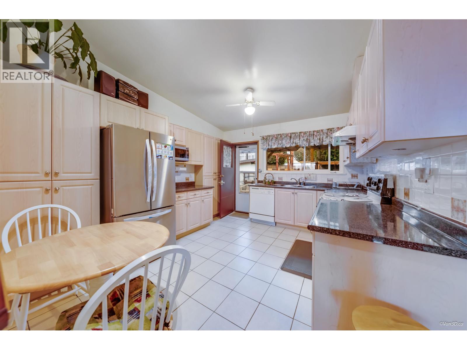 4646 Charlotte Court, Burnaby, British Columbia  V5G 2R8 - Photo 7 - R3086684