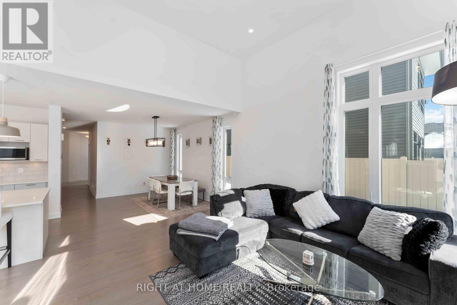 339 Shuttleworth Drive, Ottawa, Ontario  K1T 0T6 - Photo 3 - X12759794