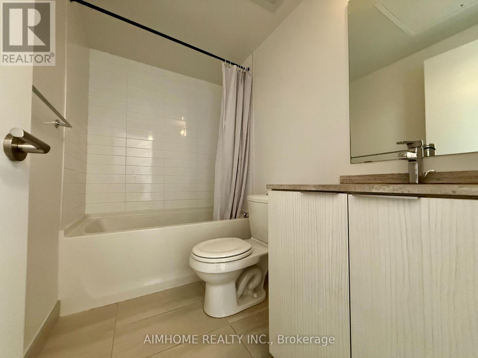 2204 - 11 Wellesley Street W, Toronto, Ontario  M4Y 0G4 - Photo 4 - C12711990