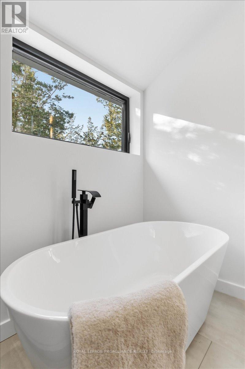 372 Prinyers Cove Crescent, Prince Edward County, Ontario  K0K 2T0 - Photo 26 - X12736504