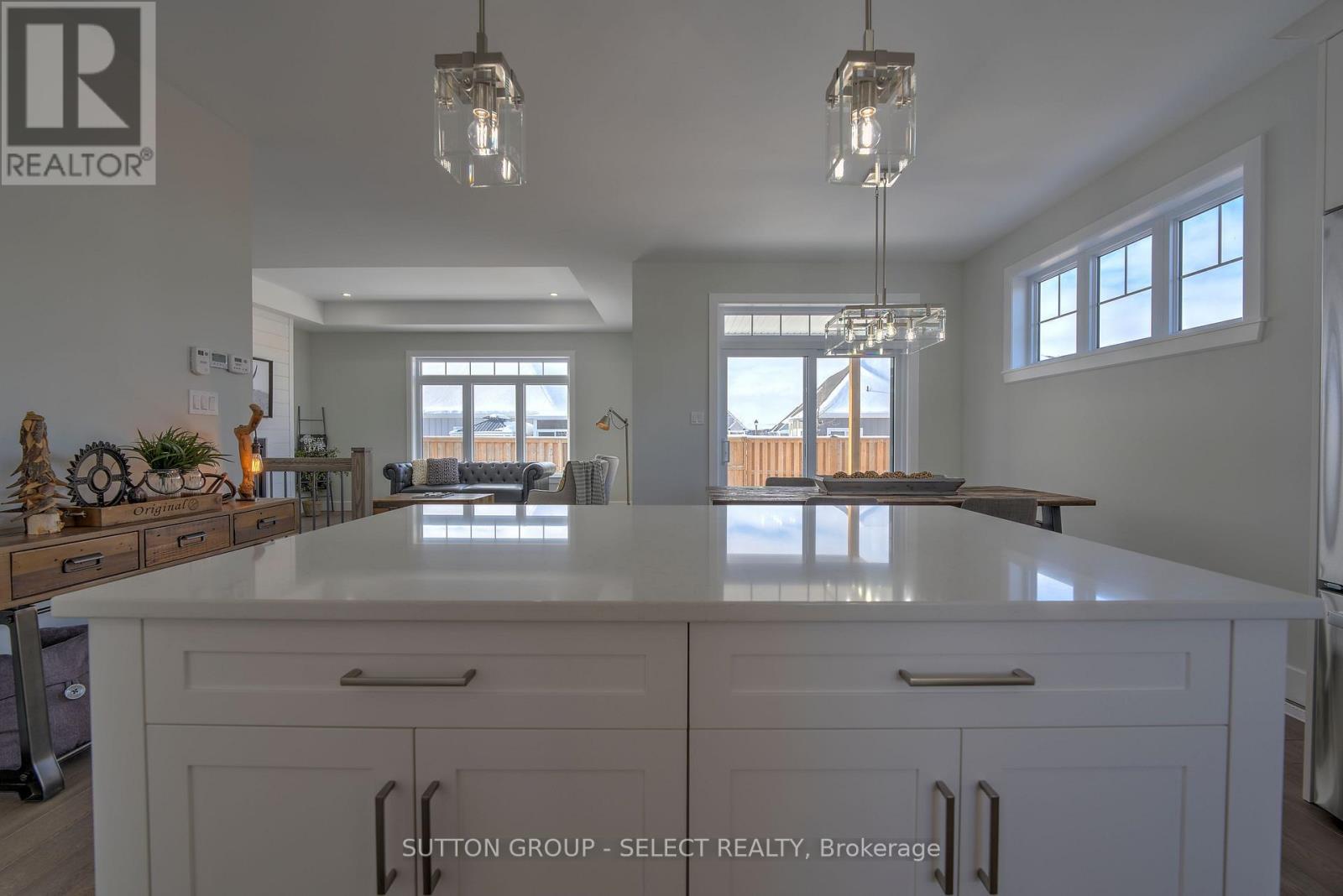 19 Lois Court, Lambton Shores, Ontario  N0M 1T0 - Photo 10 - X12665526