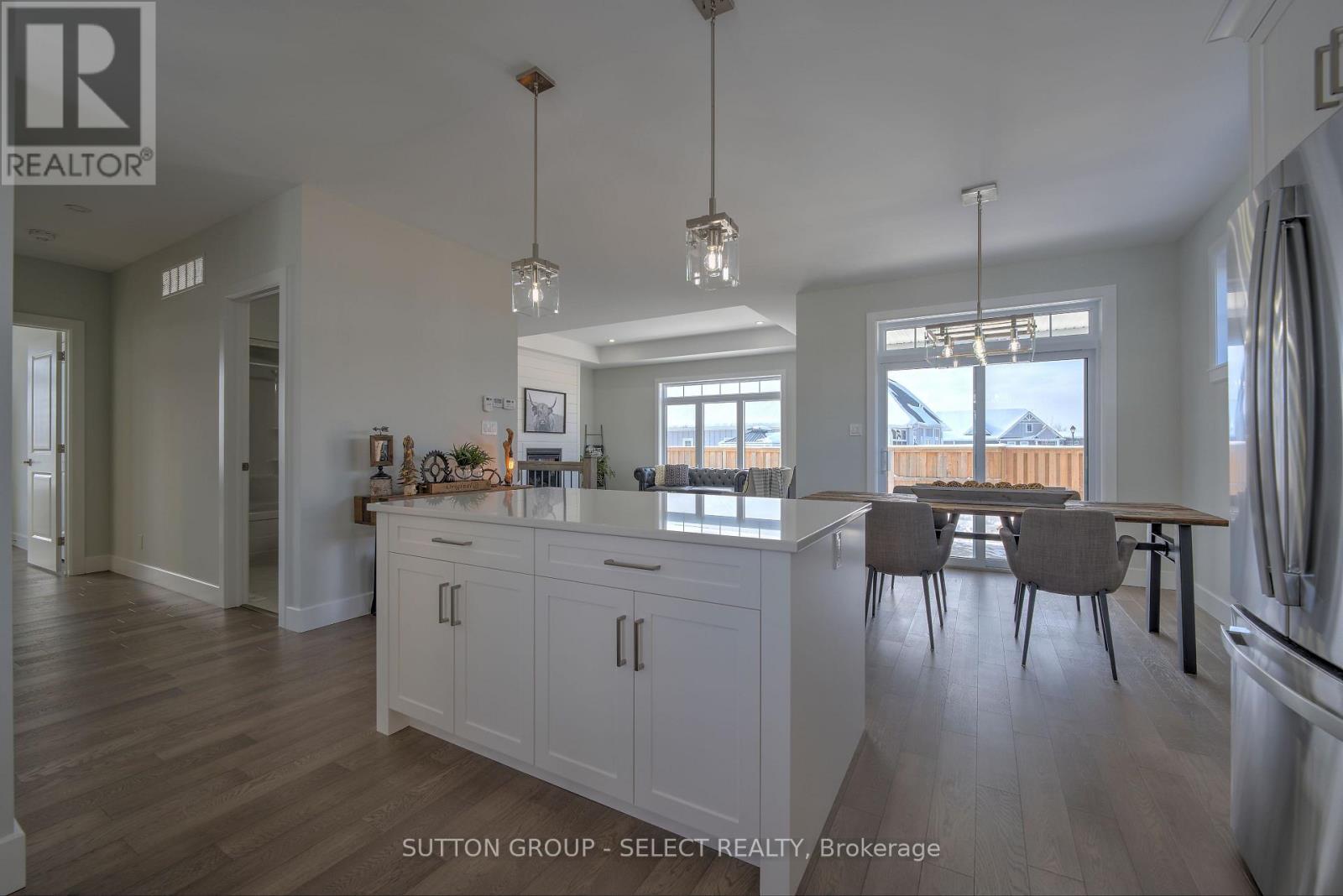 19 Lois Court, Lambton Shores, Ontario  N0M 1T0 - Photo 11 - X12665526