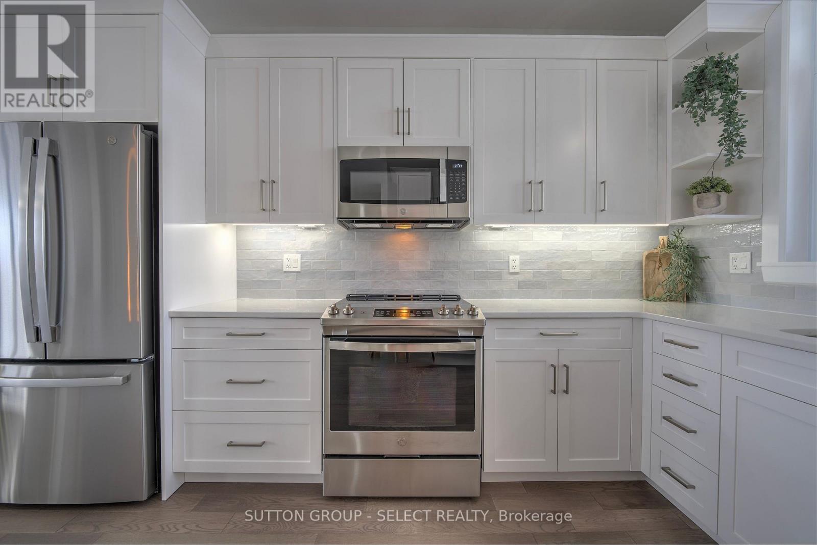 19 Lois Court, Lambton Shores, Ontario  N0M 1T0 - Photo 8 - X12665526