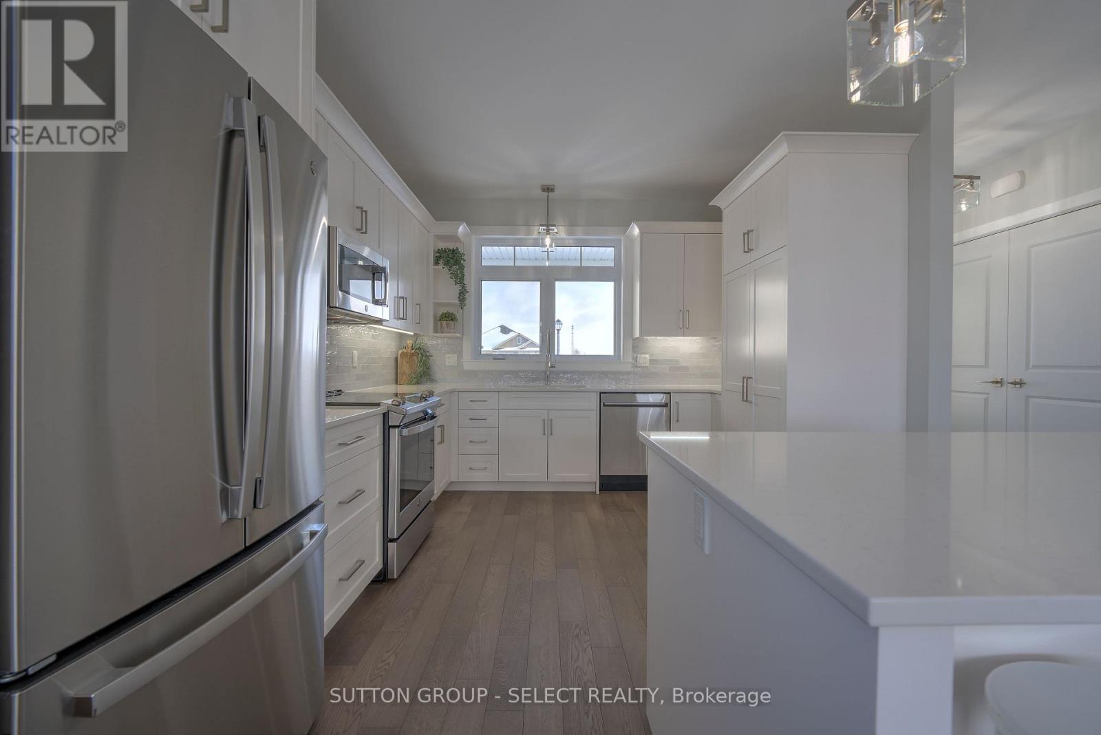 19 Lois Court, Lambton Shores, Ontario  N0M 1T0 - Photo 6 - X12665526