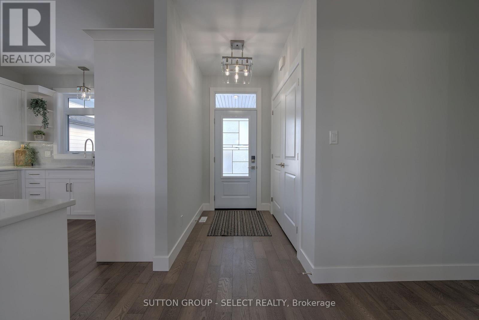 19 Lois Court, Lambton Shores, Ontario  N0M 1T0 - Photo 4 - X12665526